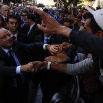 François Hollande prend un bain de foule à Alger en décembre 2012. New Press